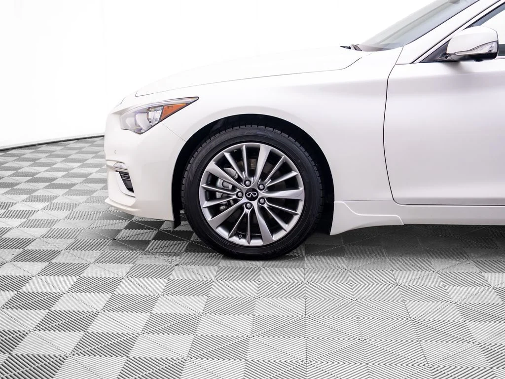 Used 2023 White INFINITI LUXE image 33