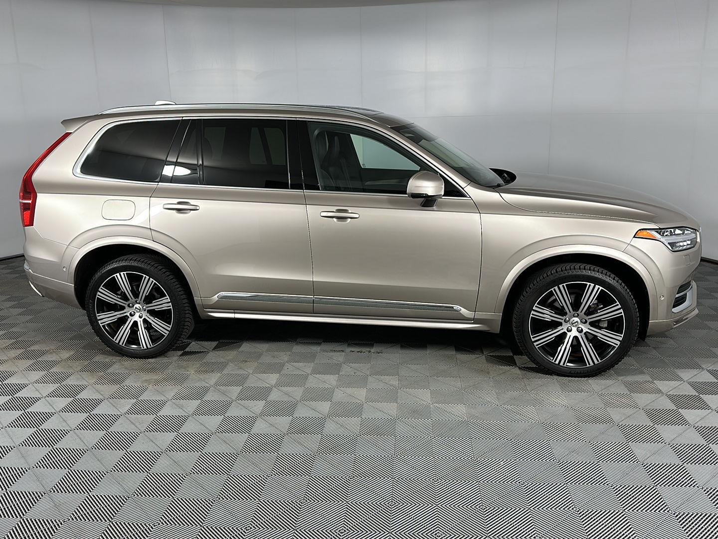 Used 2023 Bright Dusk Metallic Volvo Ultimate image 4