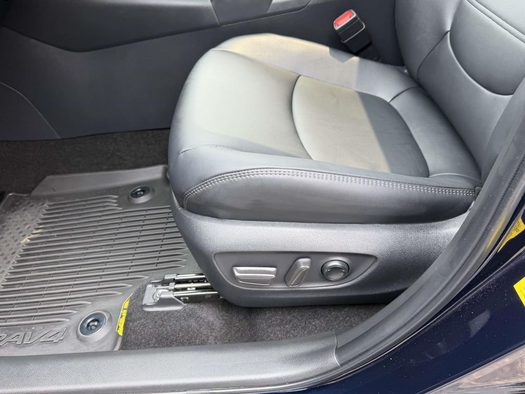 Certified Used 2025  Toyota XLE Premium image 17