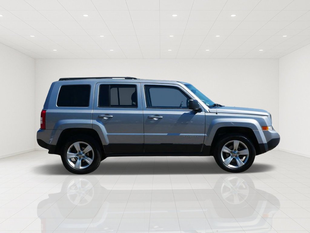 Used 2015 Silver Jeep Latitude image 2