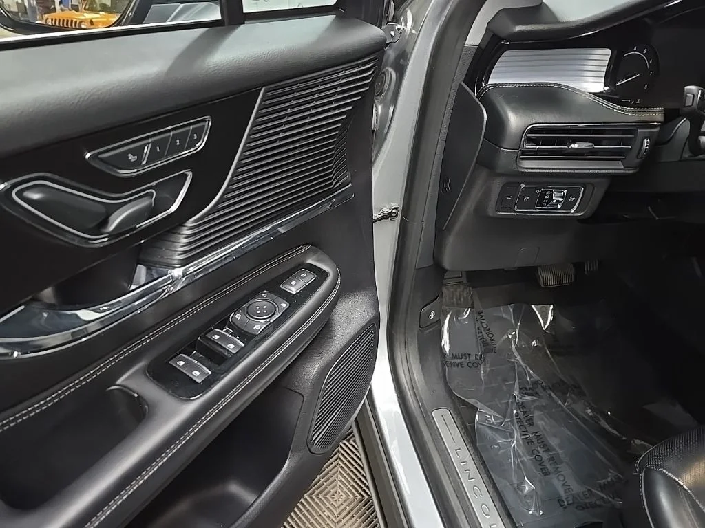 Used 2022 Radiance Metallic Lincoln Standard image 33