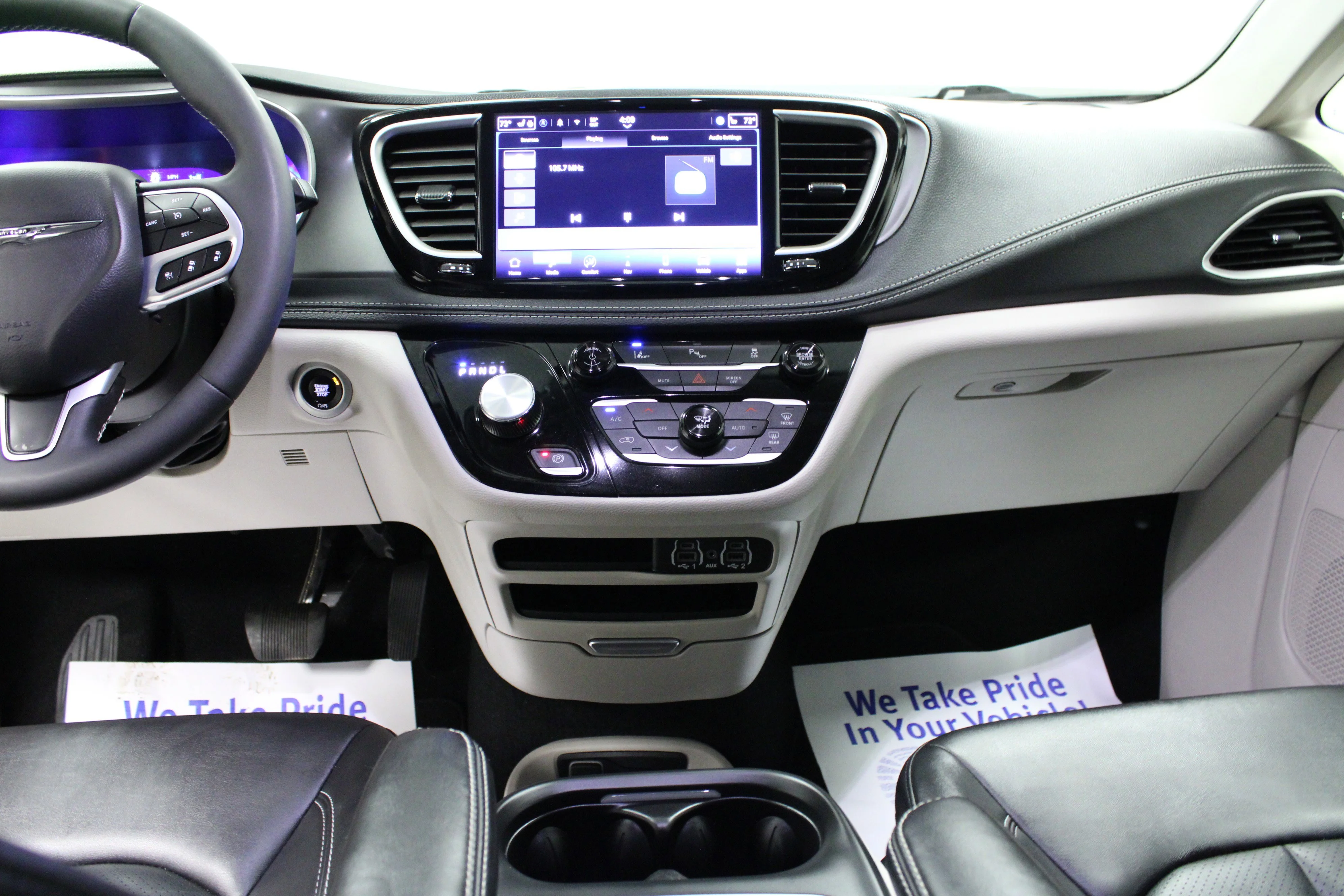 Used 2024 Bright White Clearcoat Chrysler Select image 19