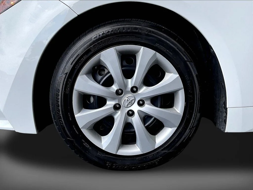 Used 2024 Ice Toyota LE image 33