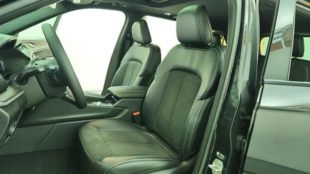 New 2026 Diamond Black Crystal Pearl-Coat Exterior Paint Jeep Laredo Altitude image 17