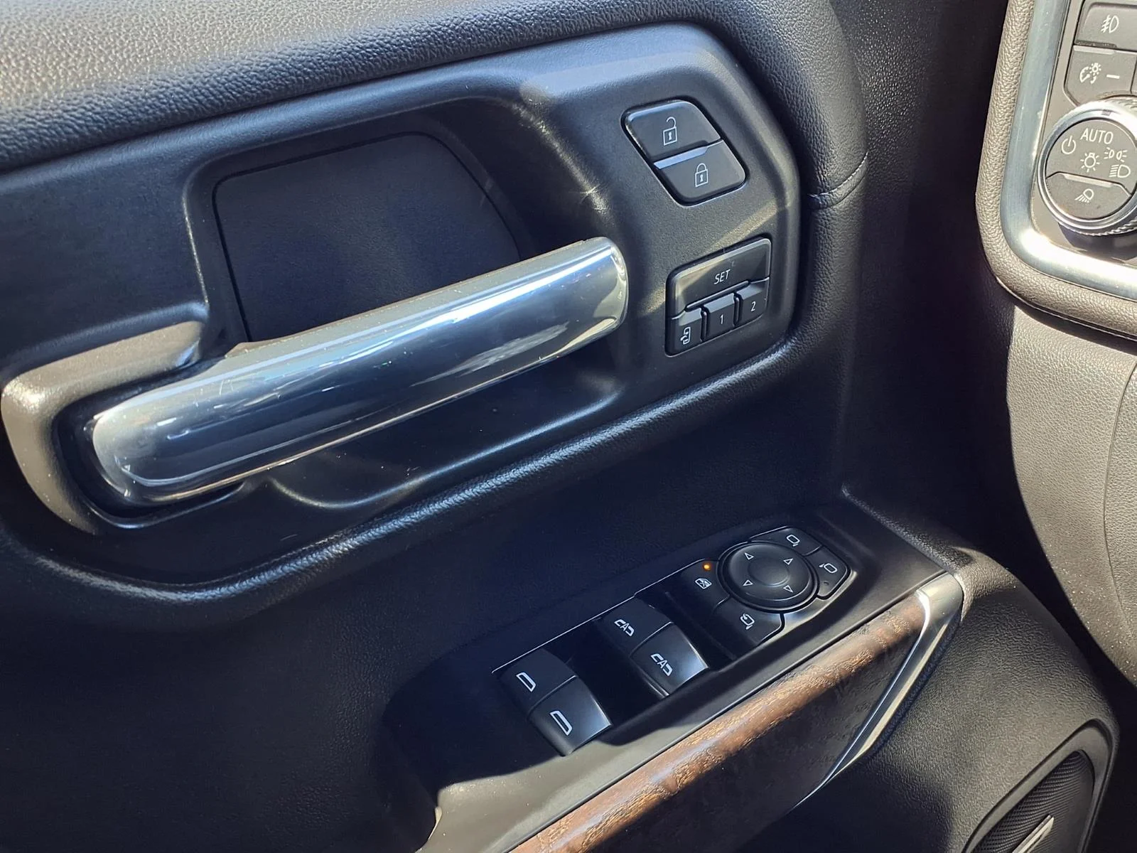 Used 2019 White GMC Denali image 15