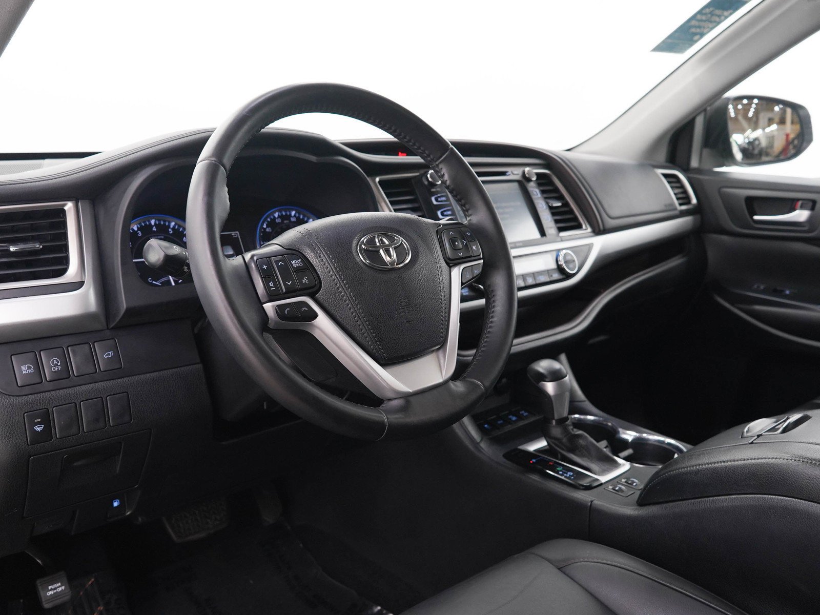Used 2019 Blizzard Pearl Toyota XLE V6 AWD image 26