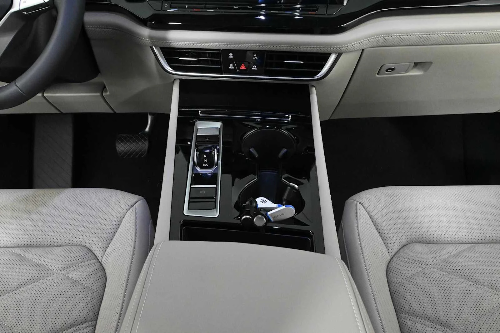 New 2026 Opal White Pearl Volkswagen 2.0T SE w/Technology image 19