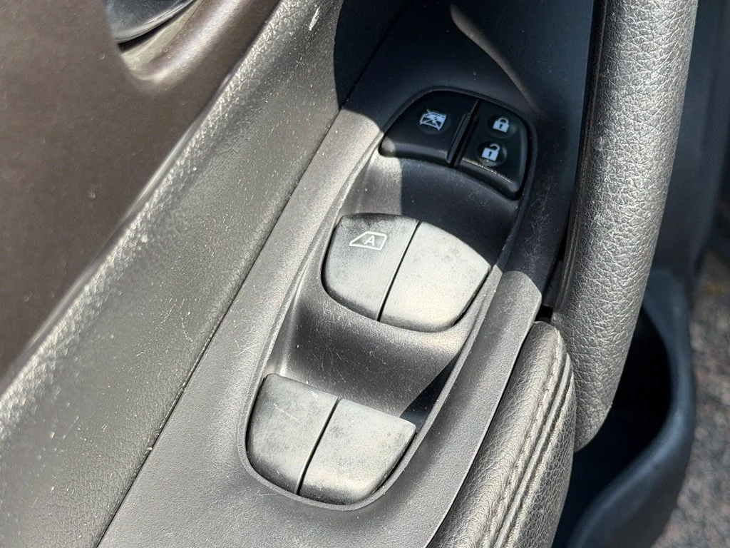 Used 2014 Blue Nissan S image 21