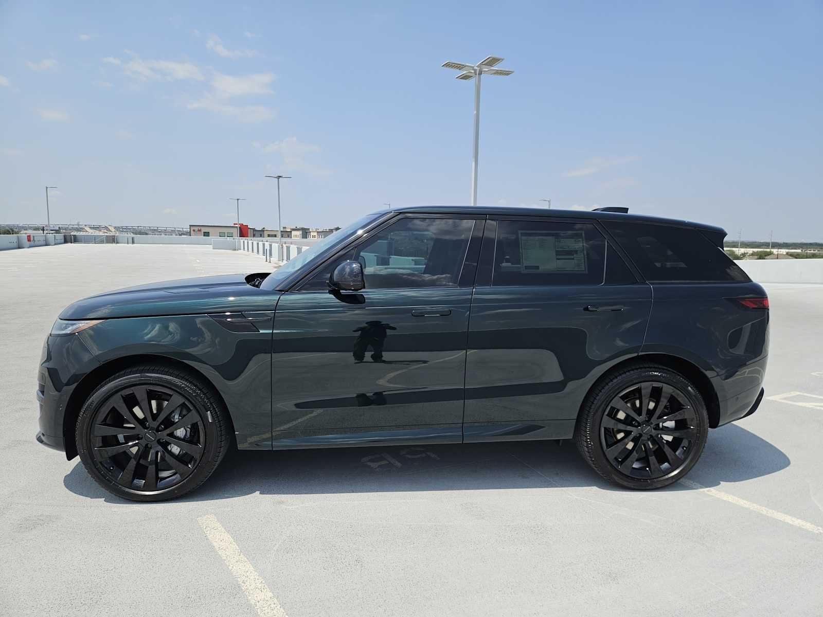 New 2027 British Racing Green LAND ROVER Dynamic SE P400 image 4