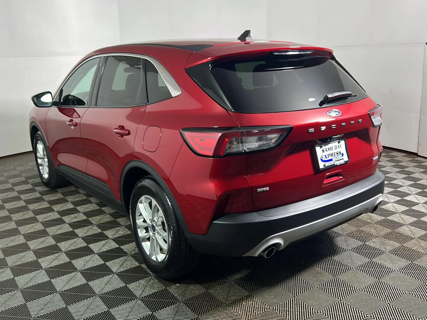 Used 2020 Rapid Red Metallic Tinted Clearcoat Ford SE image 9