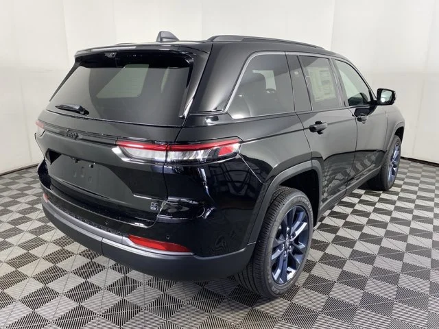 New 2026 Diamond Black Crystal Pearl-Coat Exterior Paint Jeep Limited image 9