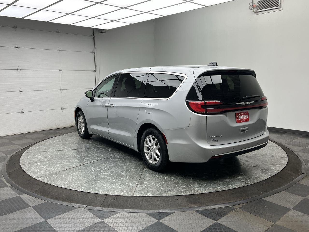 Used 2024 Silver Mist Clearcoat Chrysler Touring L image 2