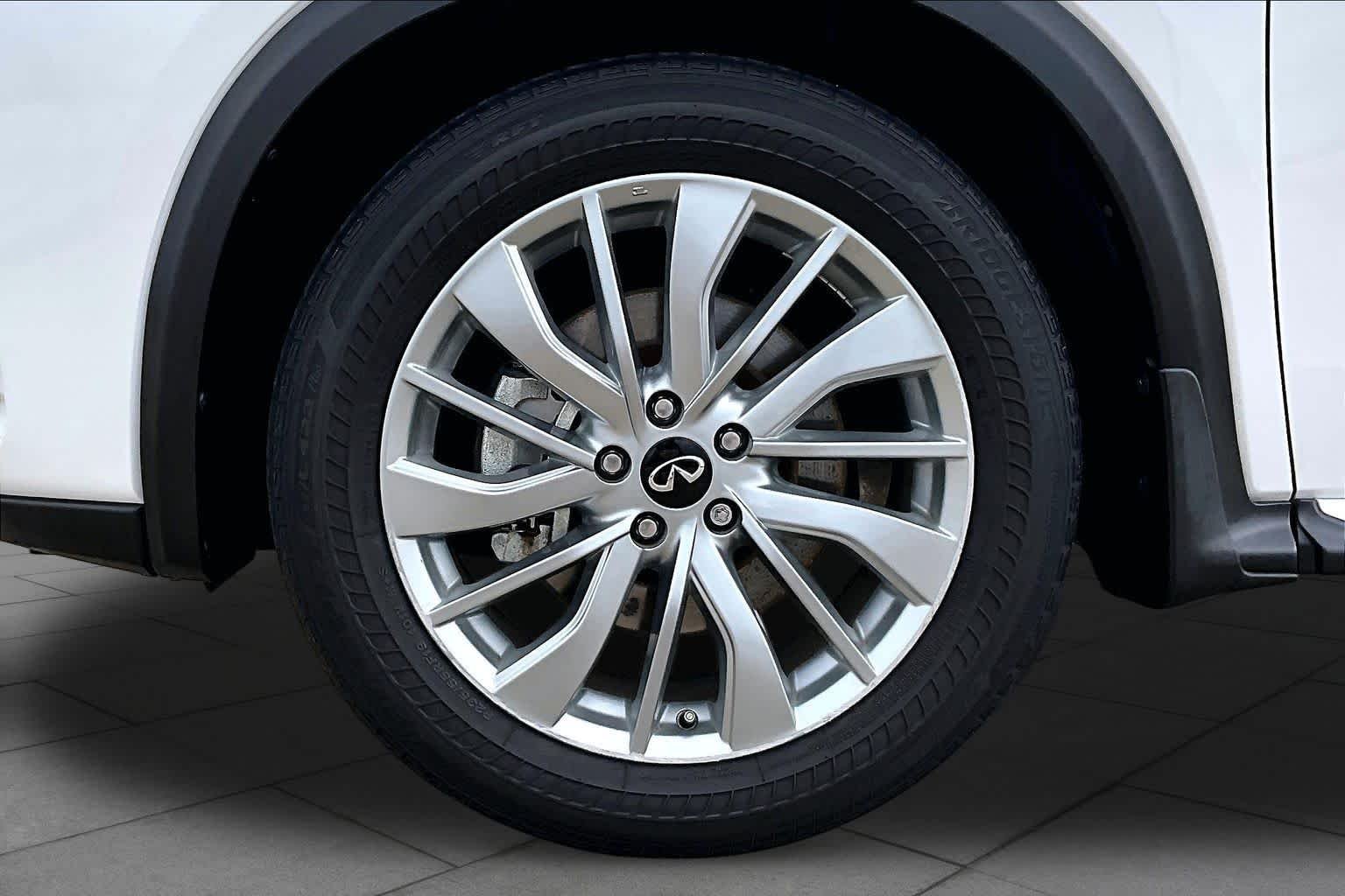 Used 2023 Lunar White INFINITI LUXE image 11