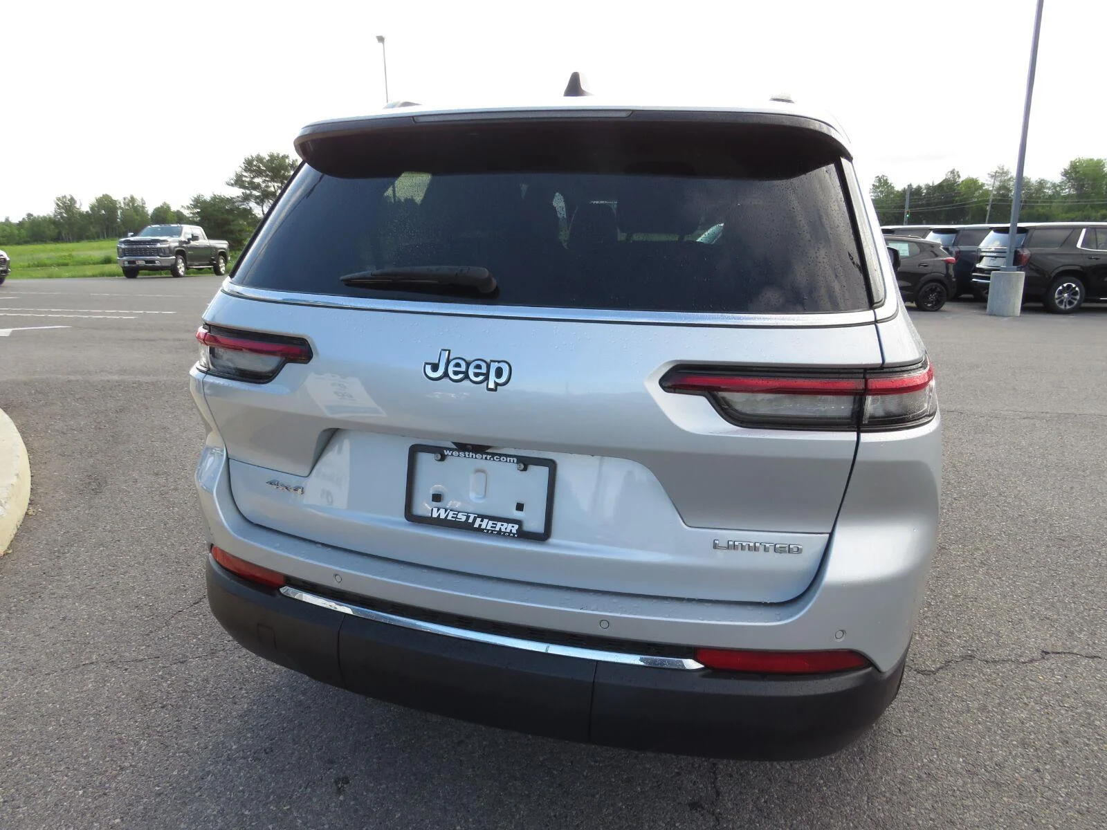 Used 2023 Silver Zynith Jeep Limited image 9