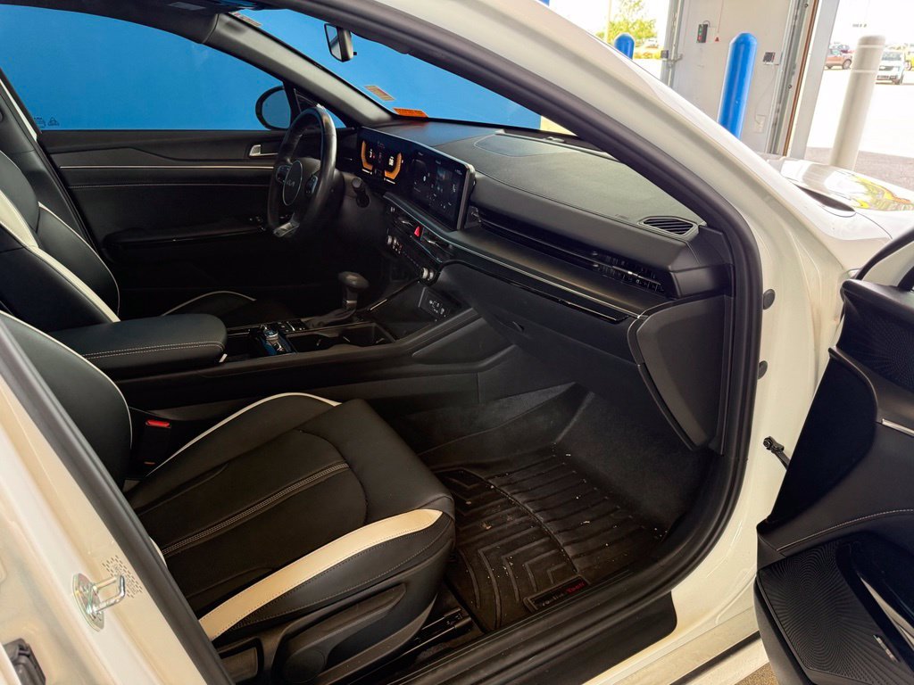 Used 2025 White Kia GT-Line image 9