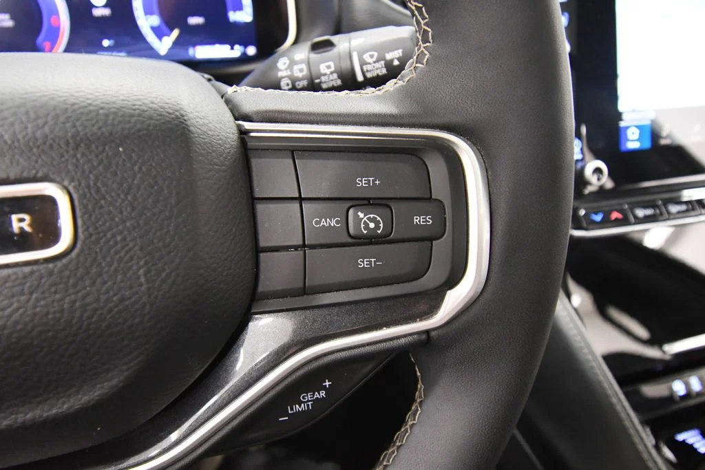Used 2024 Silver Jeep Base image 22