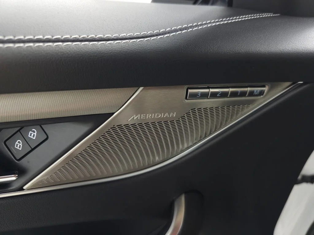 Used 2025  Jaguar P250 R-Dynamic S image 17