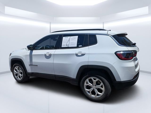 Used 2024 White Jeep Latitude image 4