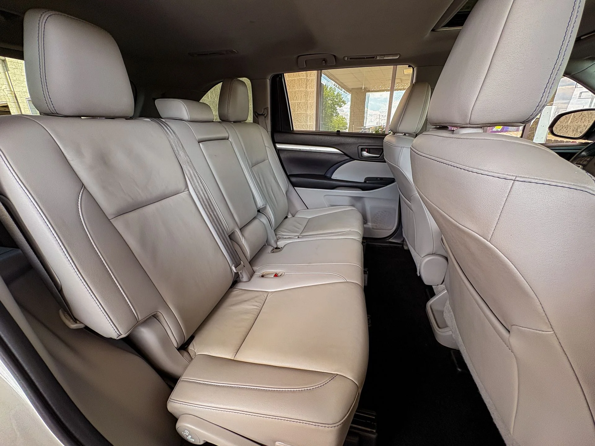 Used 2019 White Toyota XLE image 31