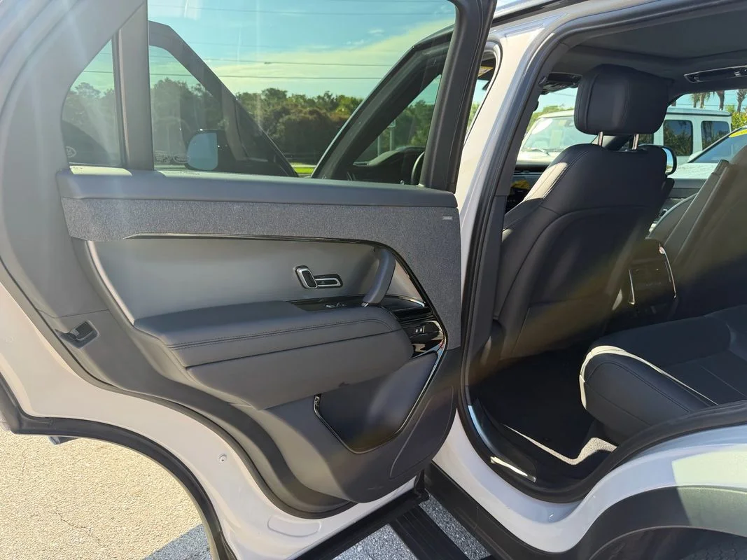 Used 2024  Land Rover Dynamic SE image 15