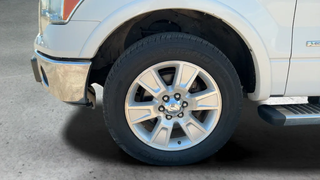 Used 2011 White Ford Lariat image 24