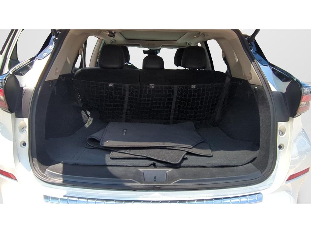 Used 2019 White Nissan Platinum image 9