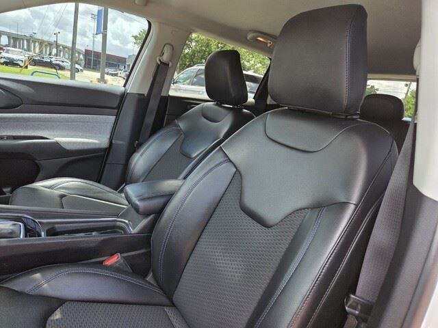 Used 2022 Bright White Clearcoat Jeep Latitude image 11
