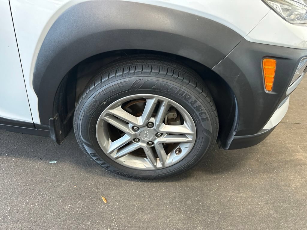 Used 2019 White Hyundai SE image 2