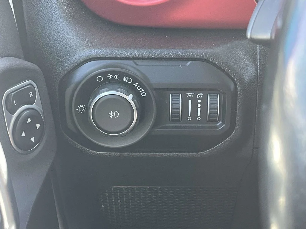 Used 2020 White Jeep Unlimited Rubicon image 27