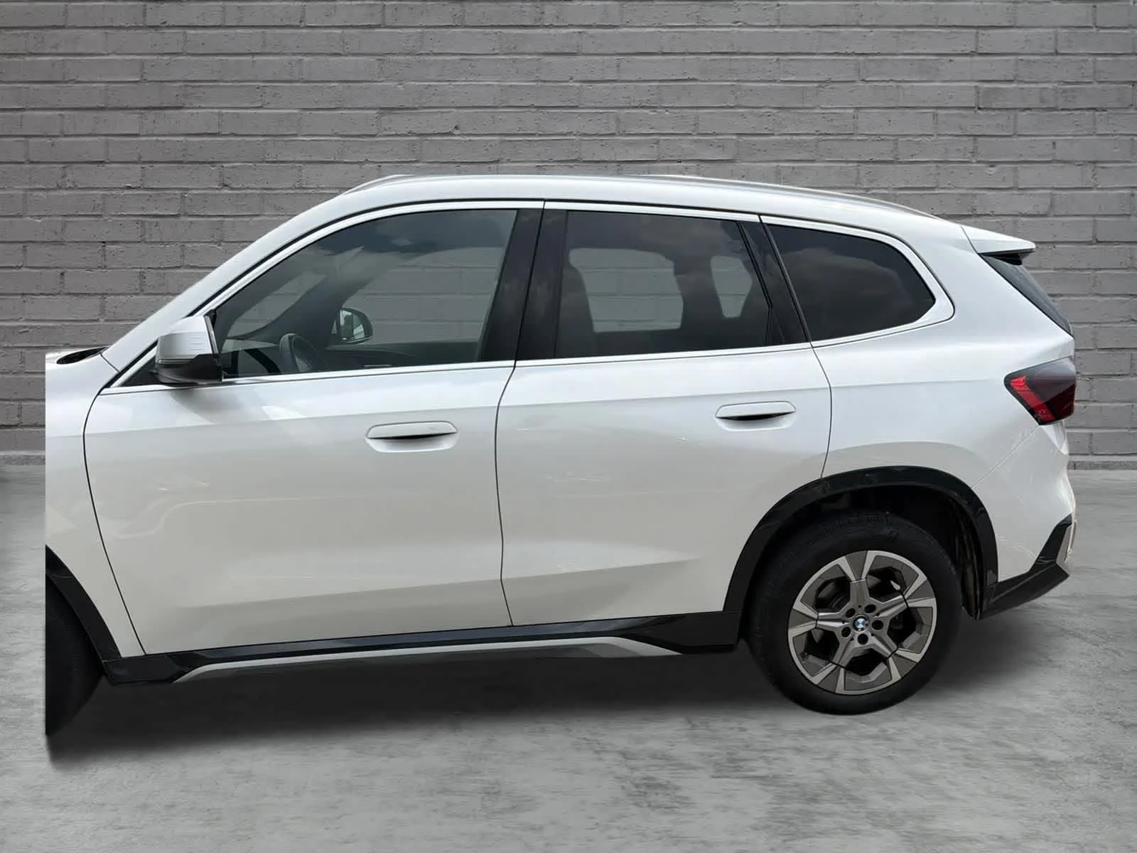 Certified Used 2023 Mineral White Metallic BMW xDrive28i image 4