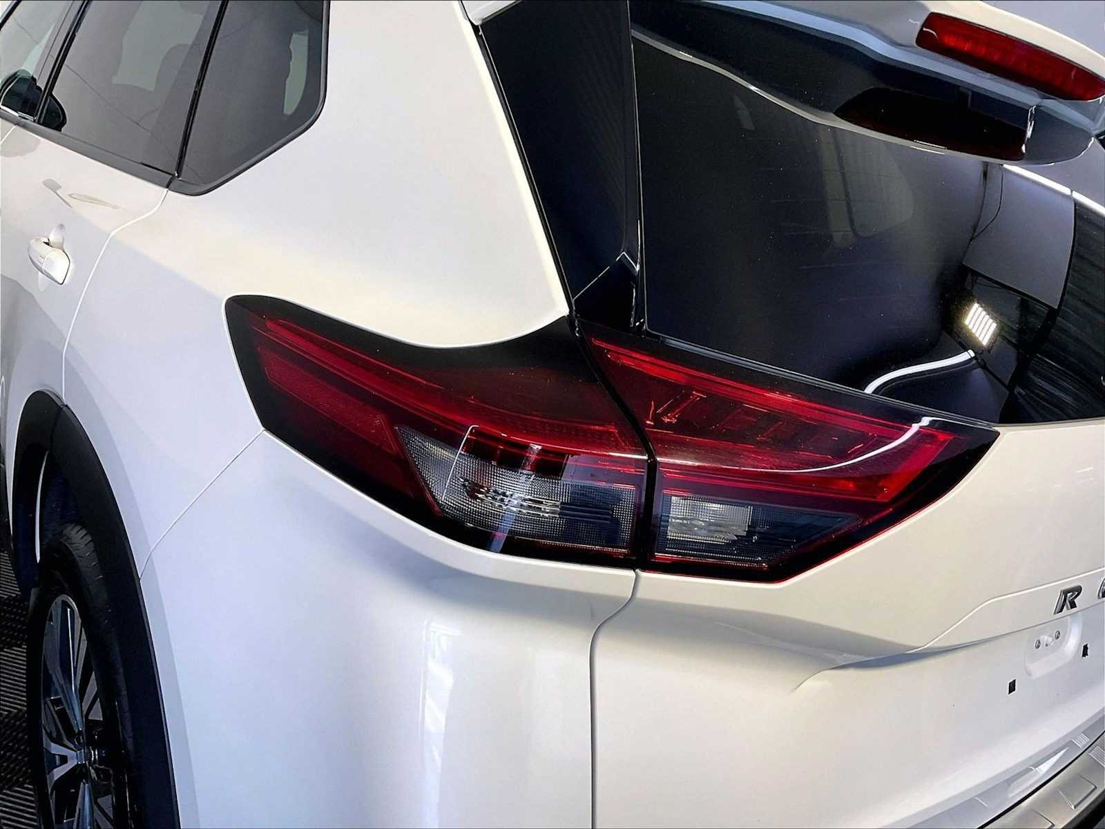 Used 2021 Pearl White Tricoat Nissan SV image 30