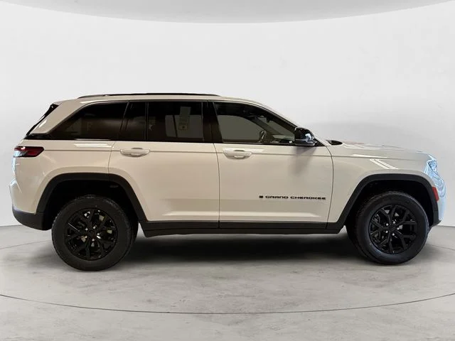 New 2026 White/off-white Jeep Laredo Altitude image 7