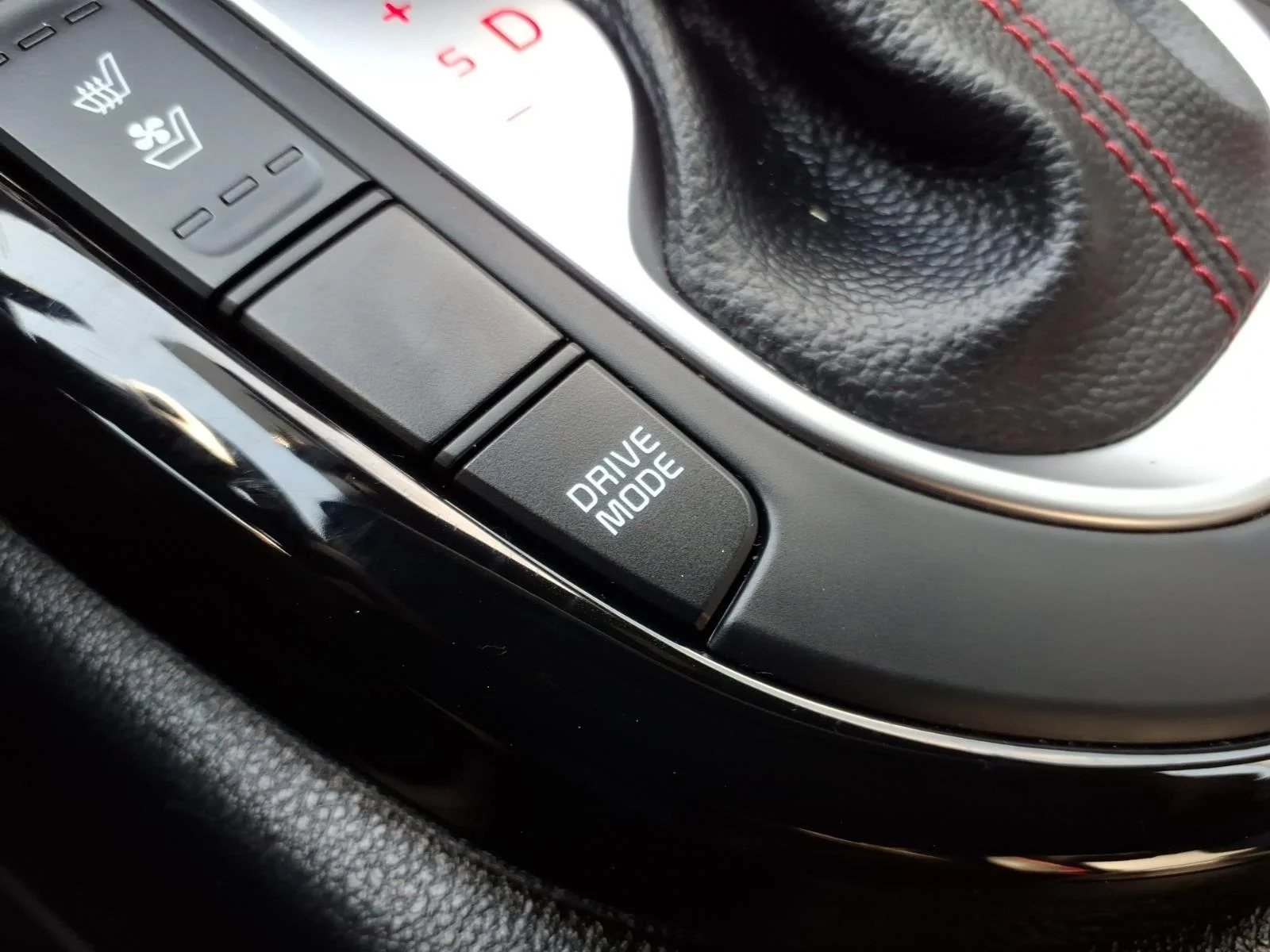 Used 2024 Snow White Pearl Kia GT image 9