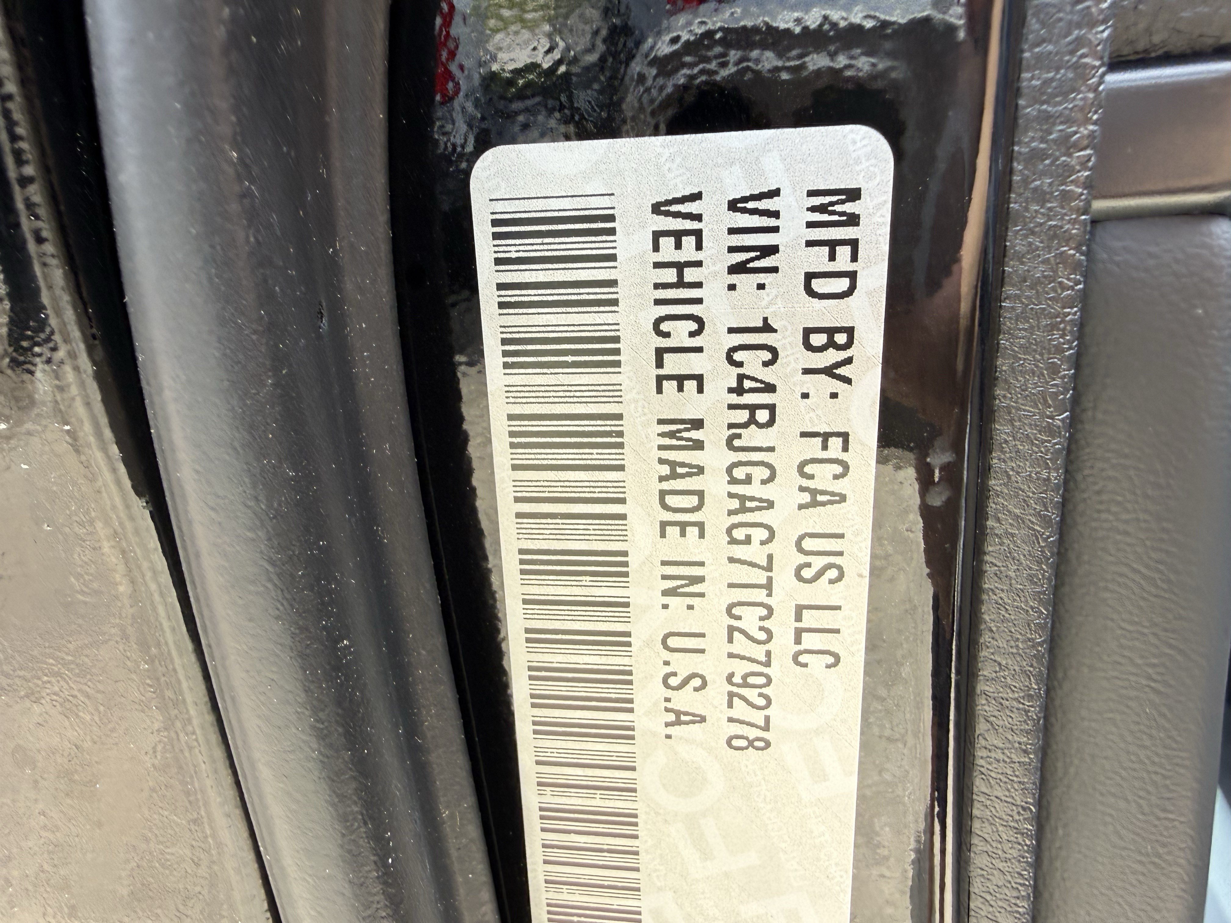 New 2026 Diamond Black Crystal Pearl-Coat Exterior Paint Jeep Laredo image 14