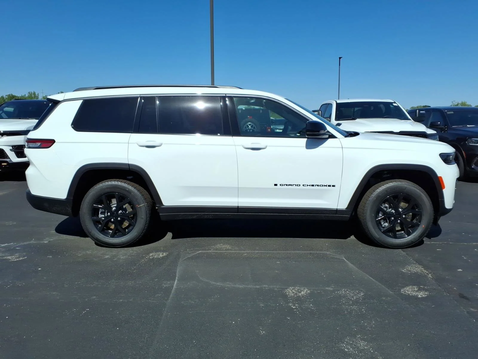 New 2026 Bright White Clear-Coat Exterior Paint Jeep Laredo image 18