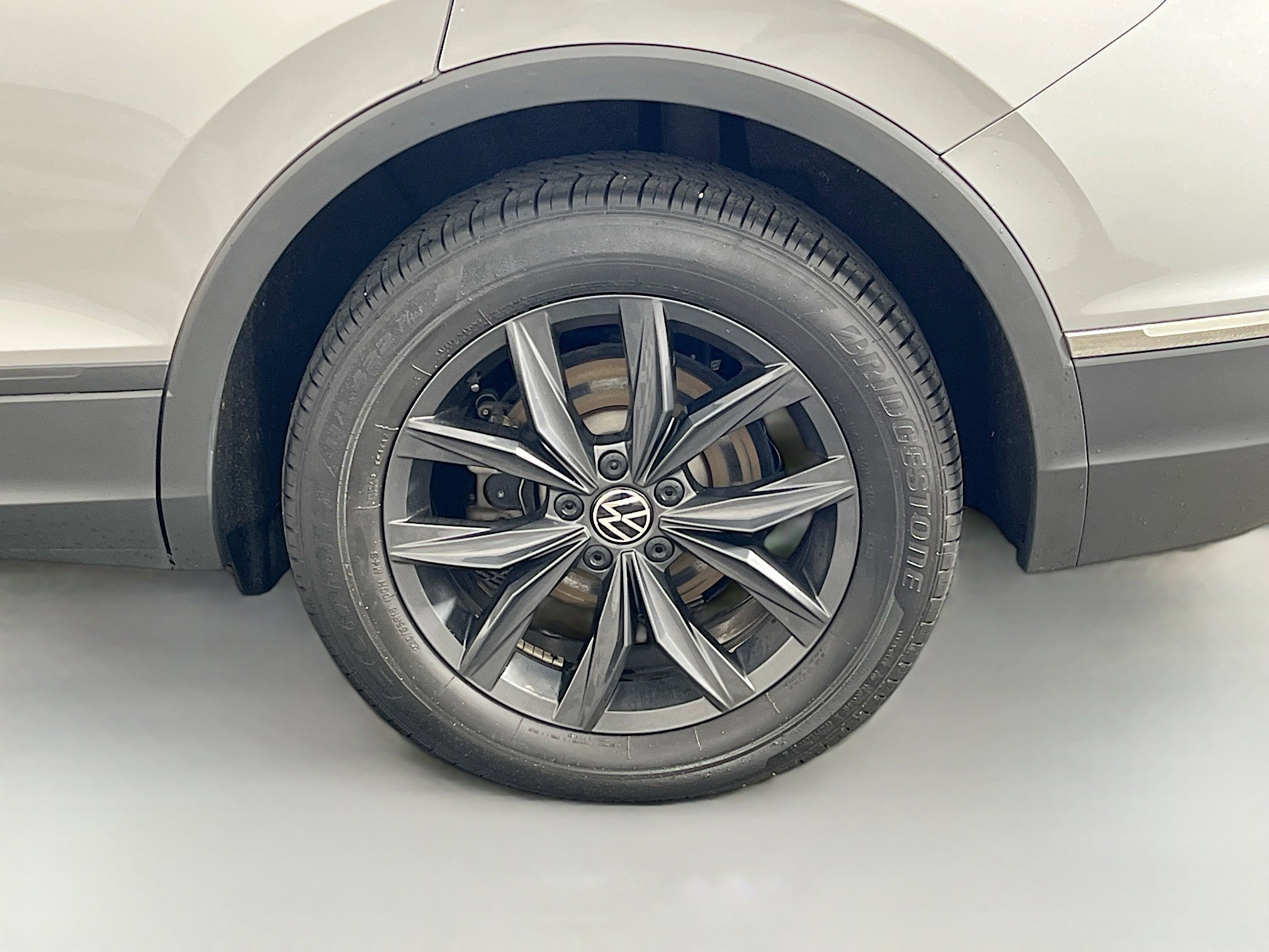 Used 2024 Silver Volkswagen SE image 36
