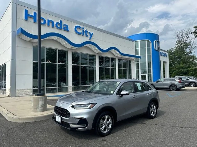 Certified Used 2023 Lunar Silver Metallic Honda LX image 2