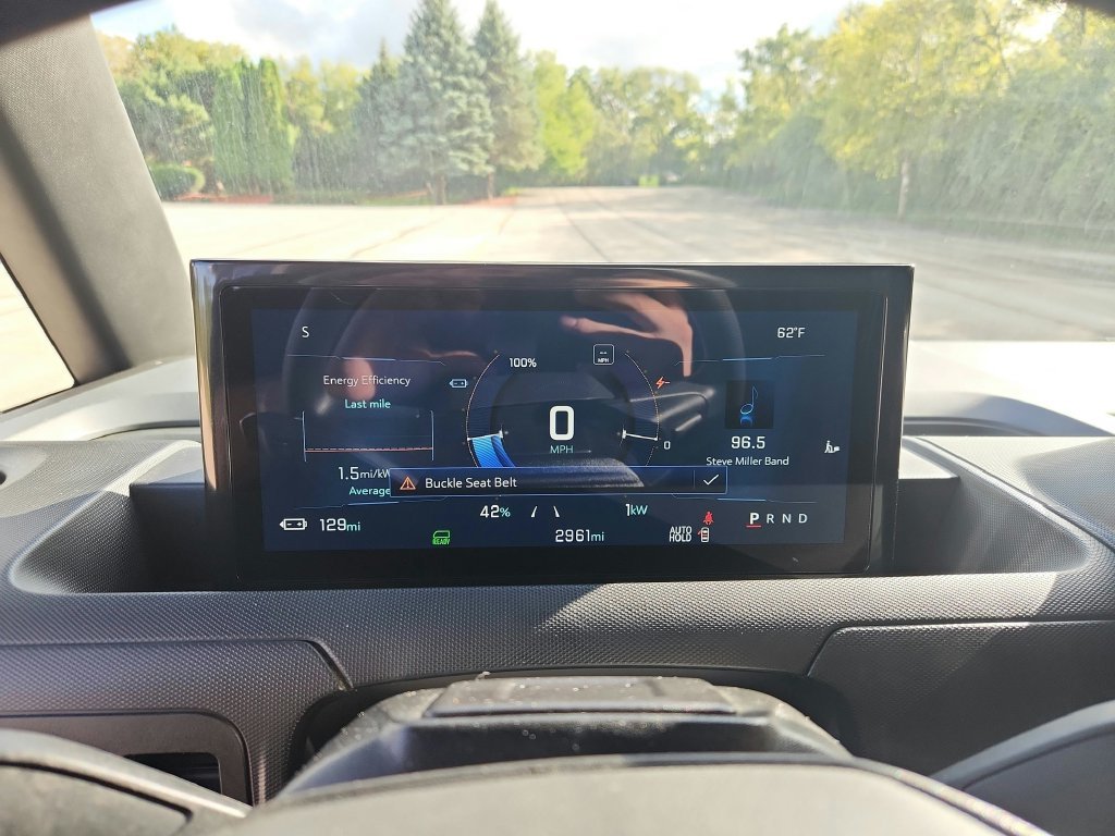 Used 2025 White Chevrolet 600 image 11