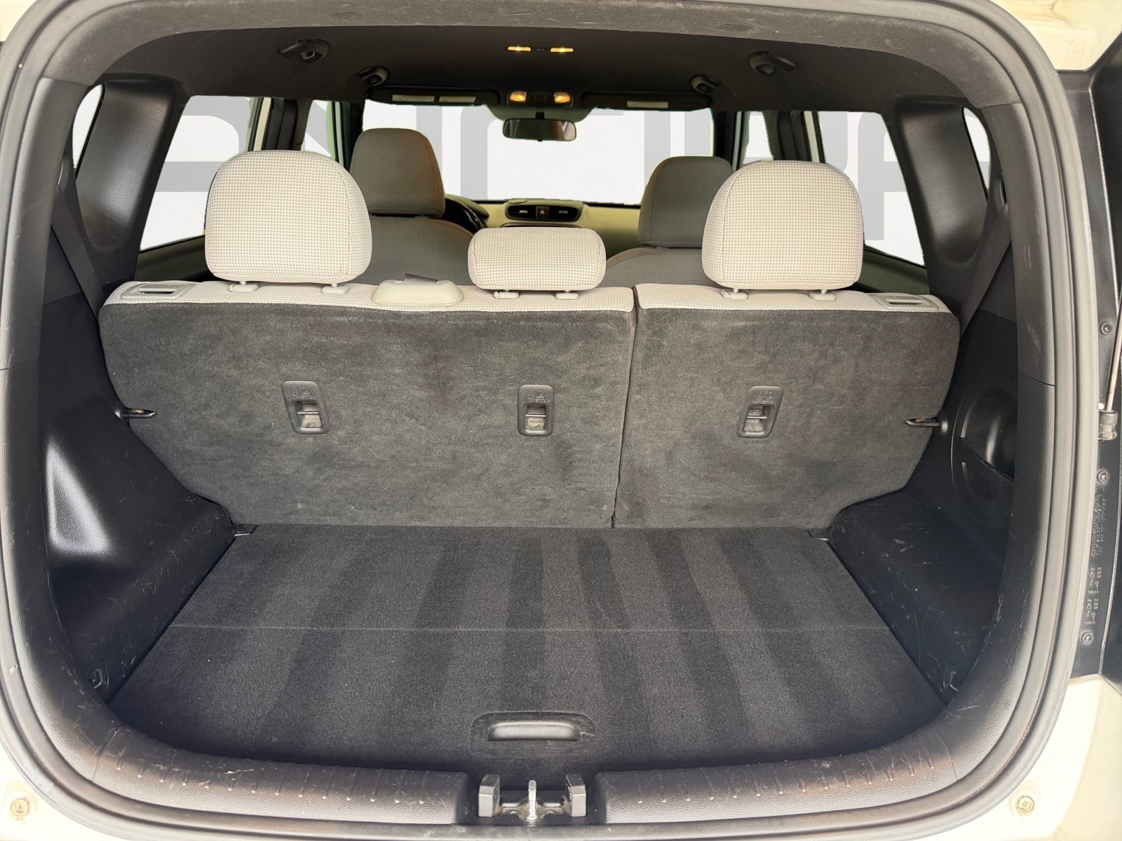 Used 2017 Clear White Kia  image 13