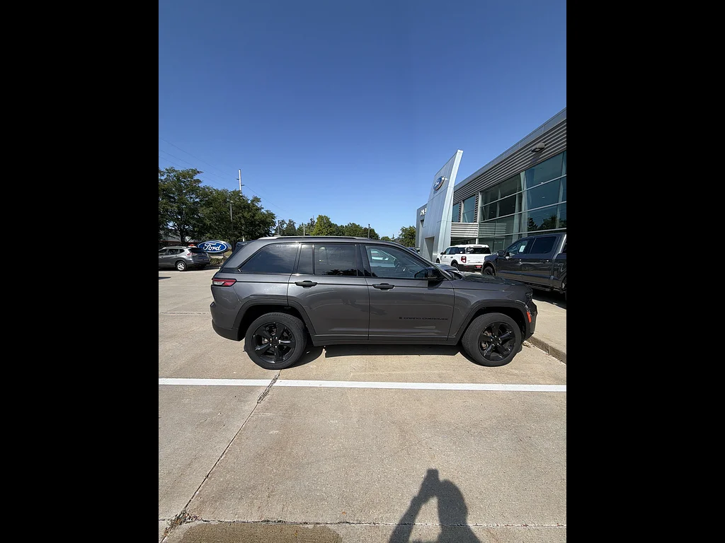 Used 2023 BALTIC GRAY METAL Jeep Altitude image 2