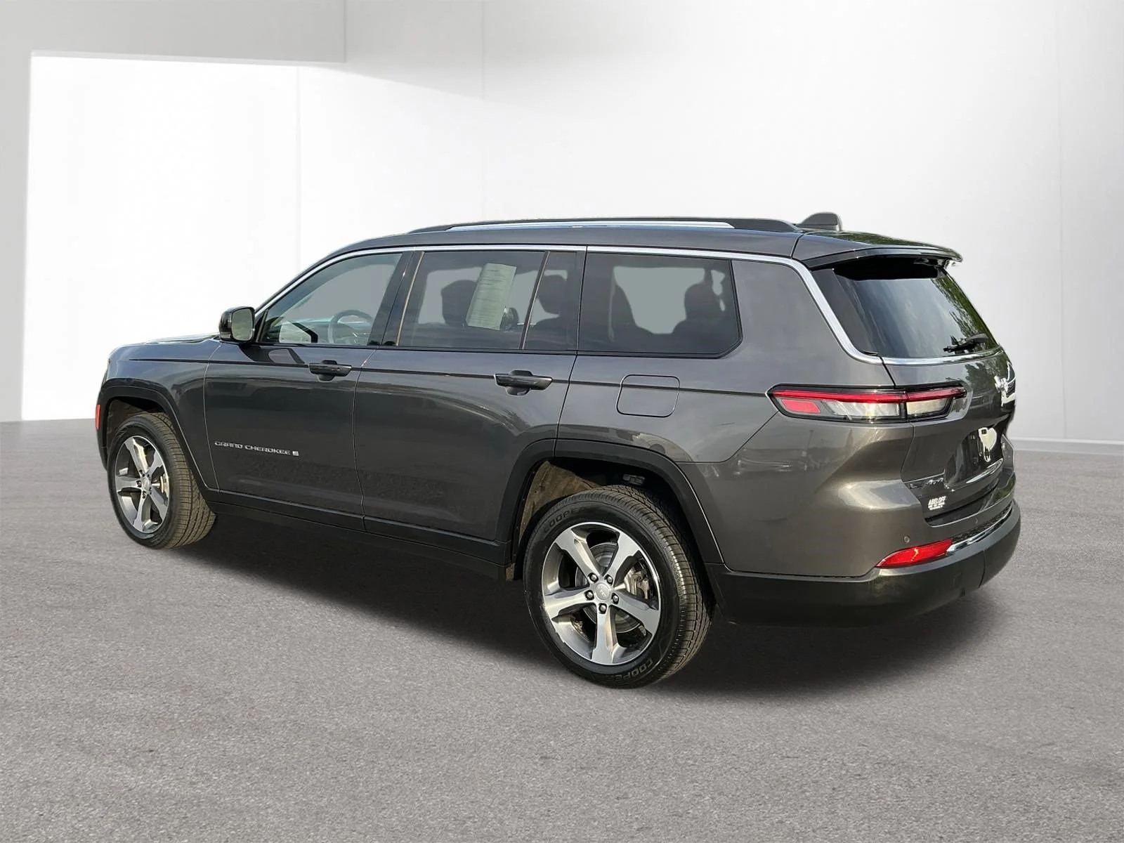 Used 2023 Grey Jeep Limited image 5