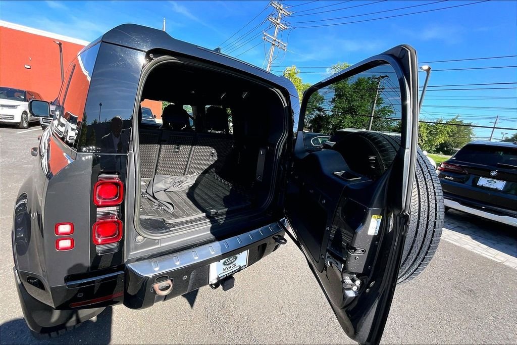 Used 2023 Gray Land Rover X-Dynamic SE image 29