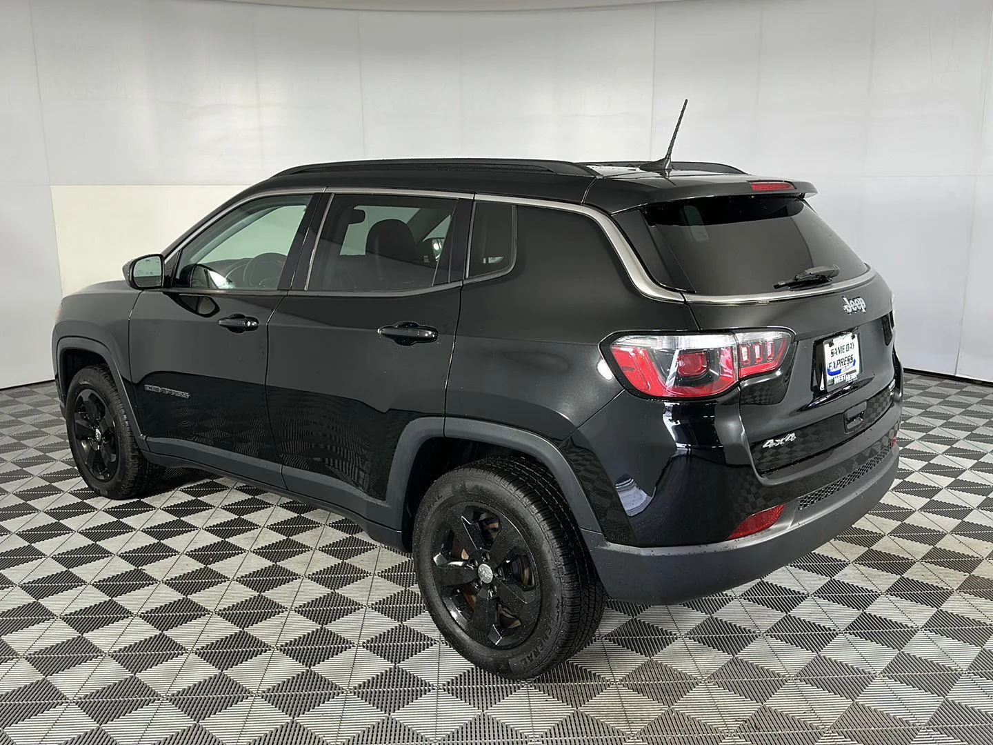Used 2020 Diamond Black Crystal Pearlcoat Jeep Latitude image 20