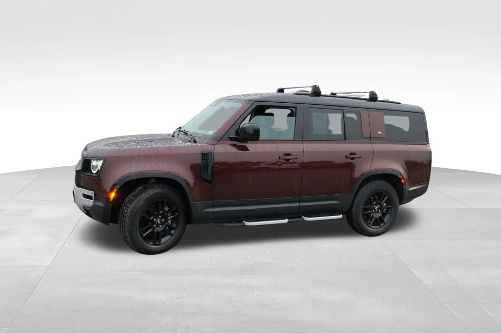 Used 2023  Land Rover SE image 10