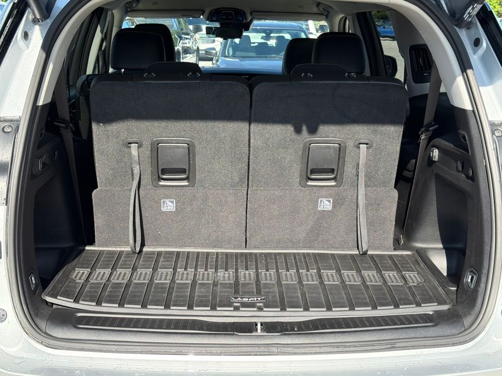 Used 2023 Silver Jeep Limited image 27