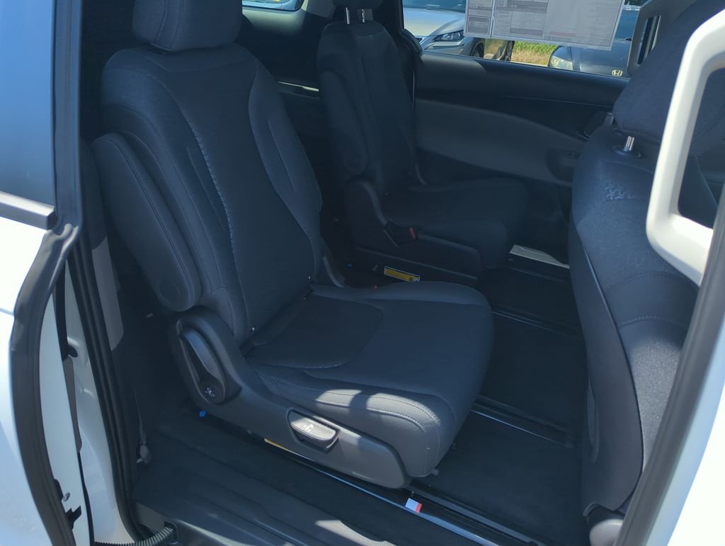 New 2027 Snow White Pearl Kia LX image 30
