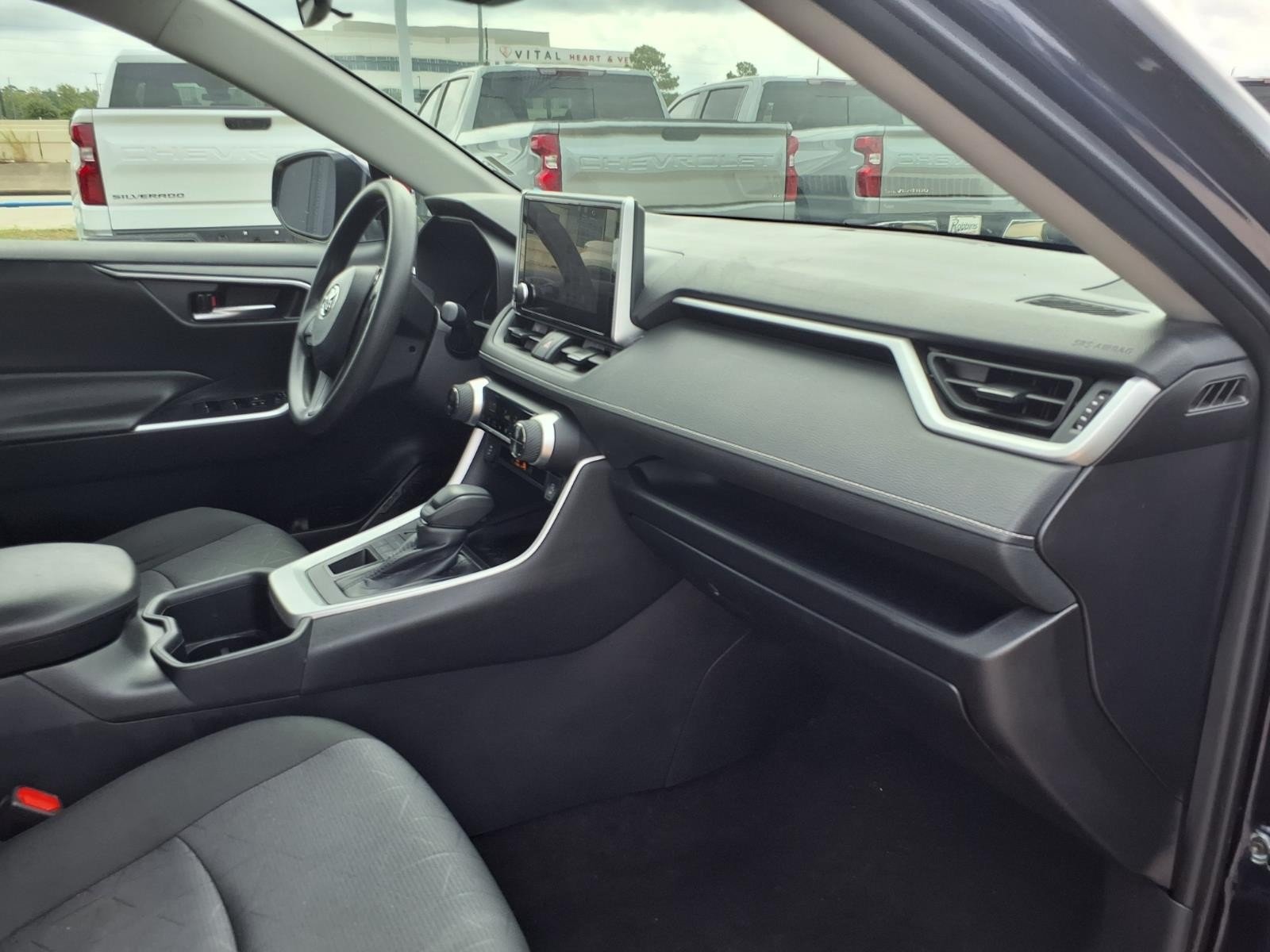 2025 Toyota RAV4 XLE - Photo 11