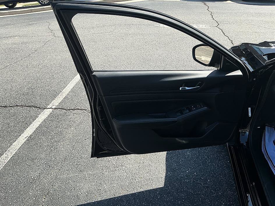 Used 2024 Super Black Nissan 2.5 SV image 11