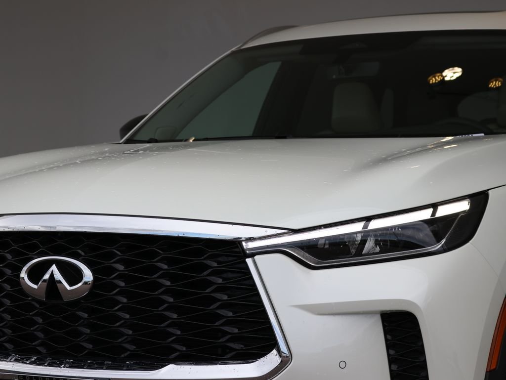Used 2023 White INFINITI LUXE image 60