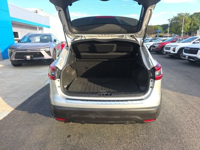 Used 2020 Brilliant Silver Metallic Nissan S image 27
